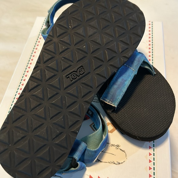 Teva sandals, size 8.  Very minimal wear. - Picture 2 of 3